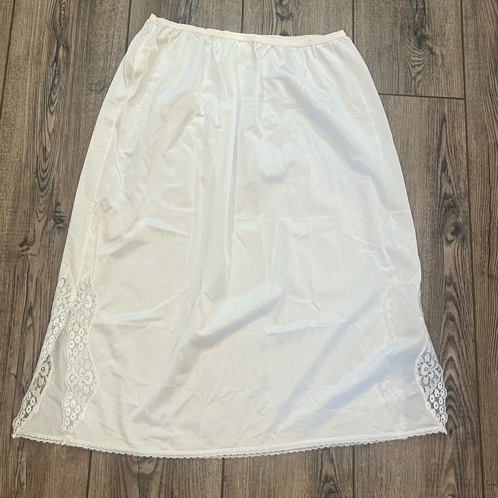 Vintage 70s/80s White Nylon Half Slip | Lace Hem | Made in Canada | Size M
